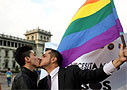 Куба передумала менять конституцию в поддержку гей-браков